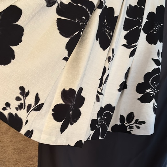 White House Black Market ladies skirt - Picture 10 of 14